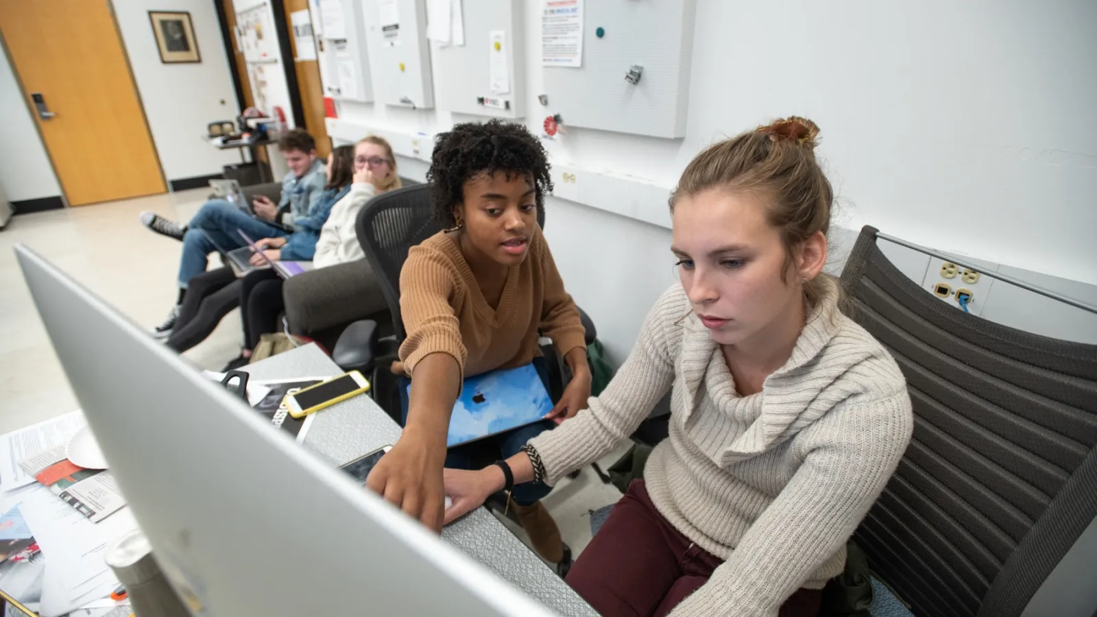 2 women working together at a computer