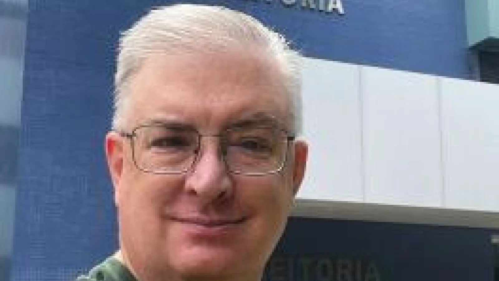 White man standing in front of the Federal University of Amazonas building