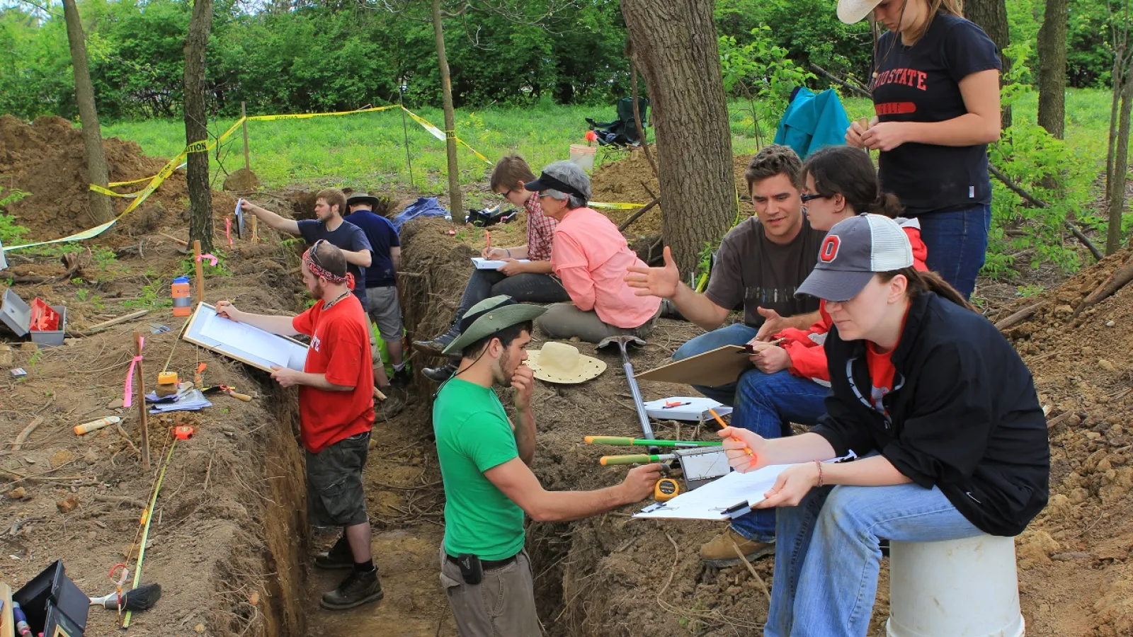 Undergraduate students excavating at Holder-Wright, Dublin Ohio