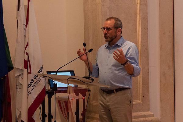 Dr. Jeffrey Cohen giving lecture in Lisbon
