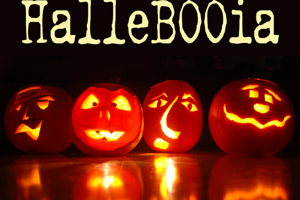 Carved pumpkins with the text "Hallebooia"